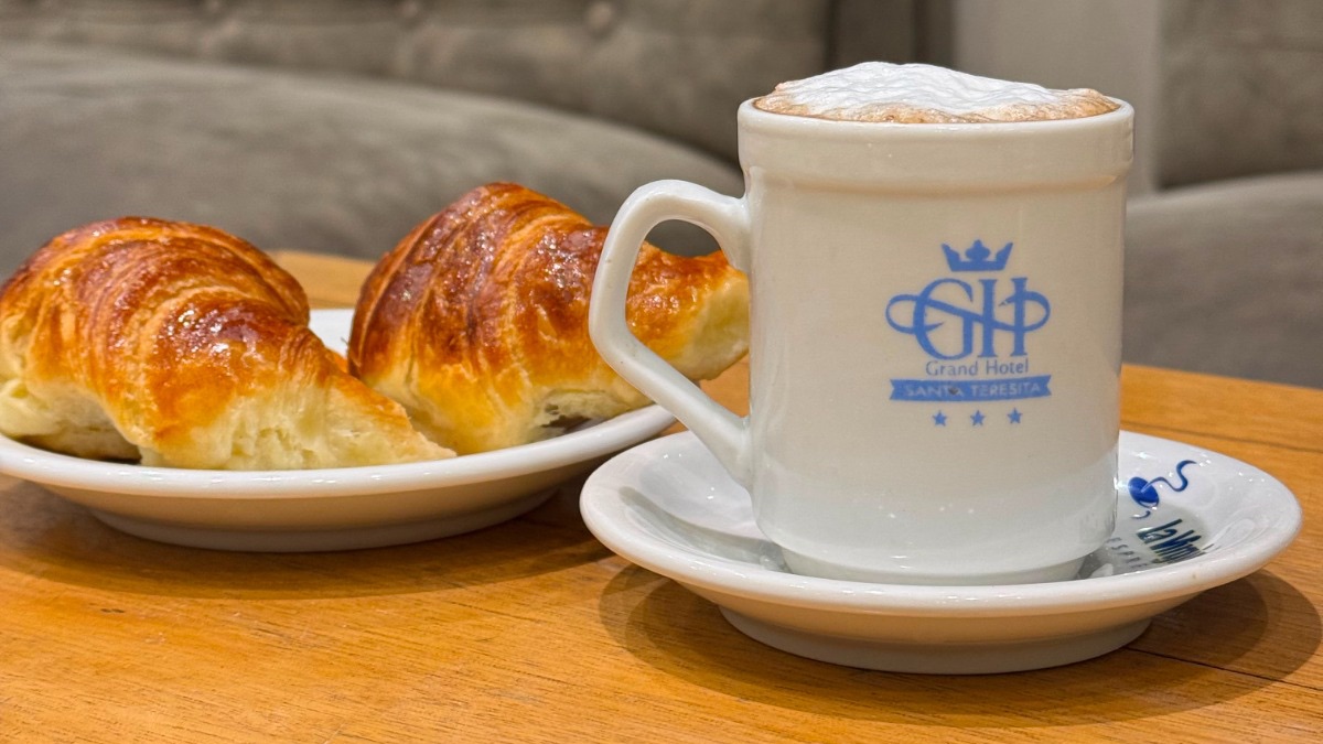 Café con medialunas en el café bar del hotel